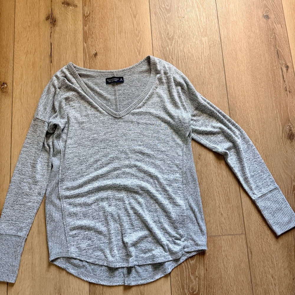 Abercrombie Women's Light Gray V-Neck Long Sleeve Top